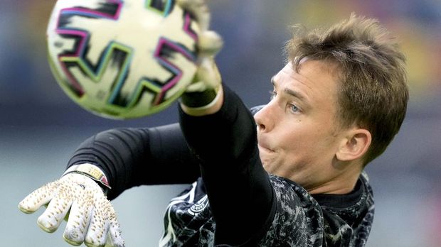 galfot Jerman vs Latvia Germanys goalkeeper Manuel Neuer catches the ball during the warm up for the international friendly soccer match between Germany and Latvia in Duesseldorf, Germany, Monday, June 7, 2021. (AP Photo/Martin Meissner)