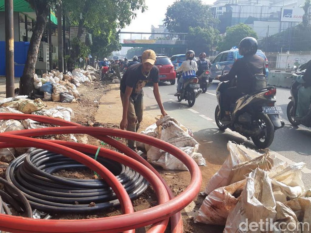 4 Bulan Berlalu, Galian Manhole Mampang Prapatan Belum Kelar Juga 4 Bulan Berlalu, Galian Manhole Mampang Prapatan Belum Kelar Juga