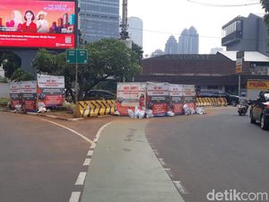 Galian Manhole Mulai Merambah Jl Senopati Jaksel Galian Manhole Mulai Merambah Jl Senopati Jaksel