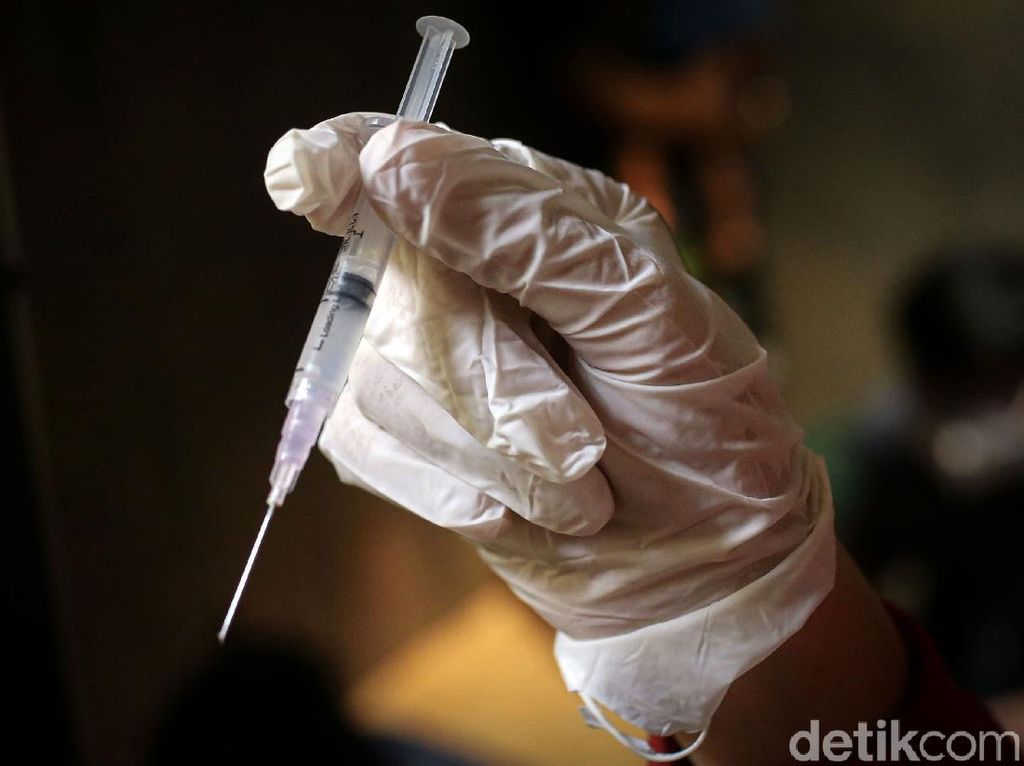 Komnas KIPI Jelaskan Kasus Pria Malang yang Diviralkan Buta Usai Vaksin AZ Komnas KIPI Jelaskan Kasus Pria Malang yang Diviralkan Buta Usai Vaksin AZ