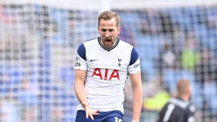 LEICESTER, ENGLAND - MAY 23: Harry Kane of Tottenham Hotspur celebrates after scoring his teams first goal during the Premier League match between Leicester City and Tottenham Hotspur at The King Power Stadium on May 23, 2021 in Leicester, England. A limited number of fans will be allowed into Premier League stadiums as Coronavirus restrictions begin to ease in the UK. (Photo by Laurence Griffiths/Getty Images)
