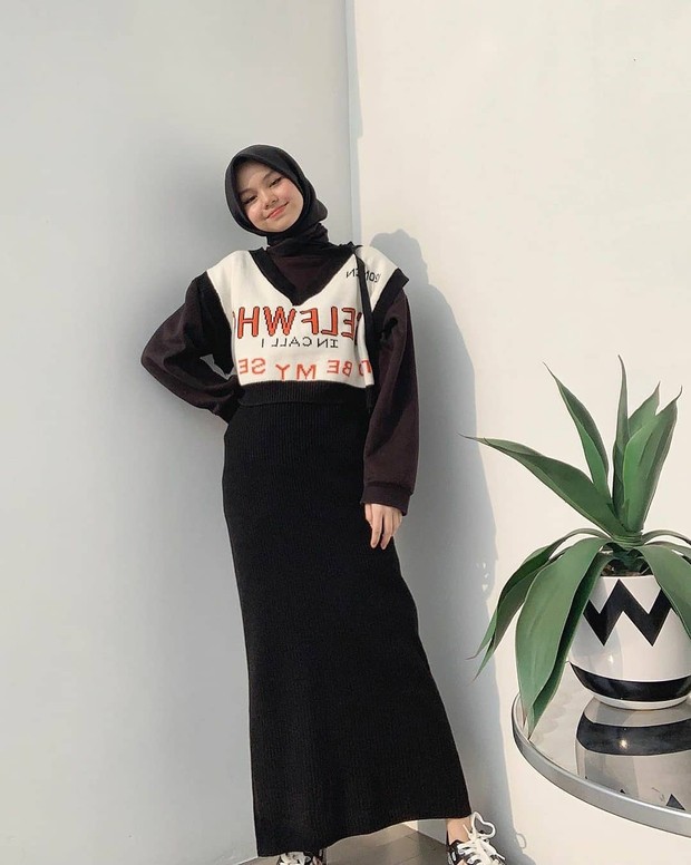 Ide OOTD Hijab Rok Monokrom/sumber: www.instagram.com/selebgram.outfit/ Padu padan outfit monokrom buat hijabers.