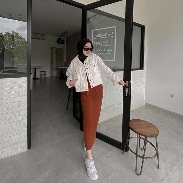 Ide OOTD Hijab Rok Monokrom/sumber: www.instagram.com/selebgram.outfit/ Outfit monokrom buat para hijabers.