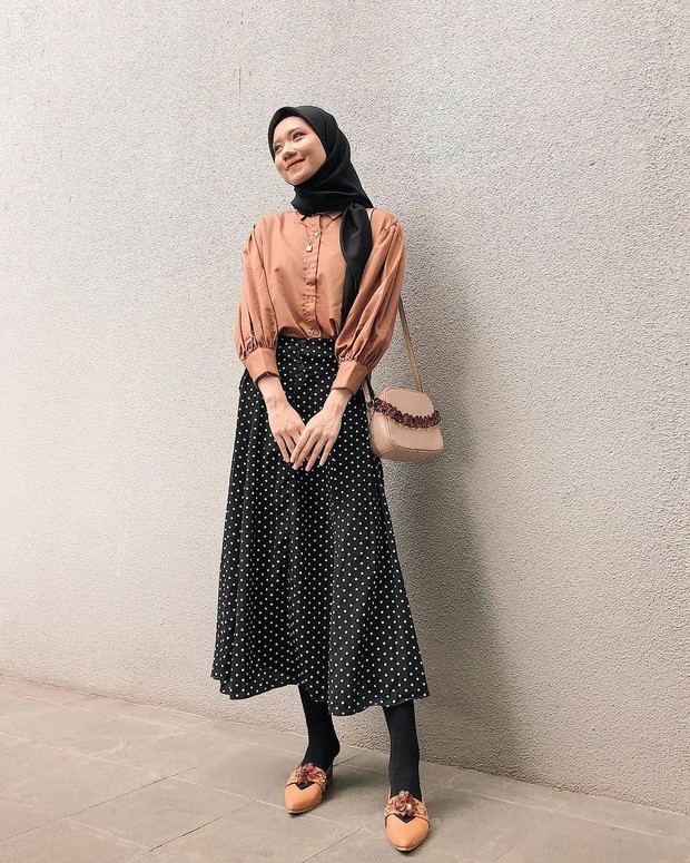 Ide OOTD Hijab Rok Monokrom/sumber: www.instagram.com/selebgram.outfit/ Outfit monokrom hitam dan cokelat yang cantik.
