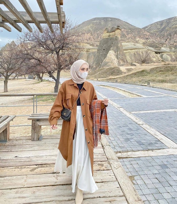 Ide OOTD Hijab Rok Monokrom/sumber: www.instagram.com/selebgram.outfit/ OOTD monokrom cantik untuk hijabers.