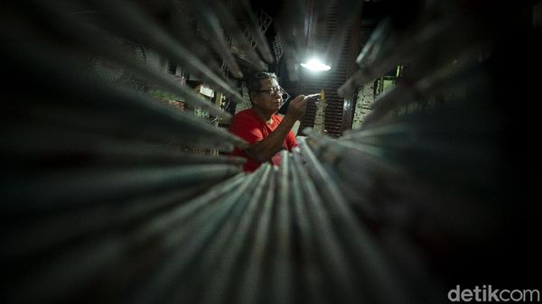 Intip Pembuatan Miniatur Monas dari Kertas