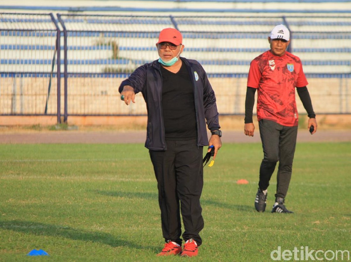 Pelatih Persela Lamongan Iwan Setiawan melakukan psywar menjelang duel dengan PSIS Semarang. (Foto: detikcom/Eko Sudjarwo)
