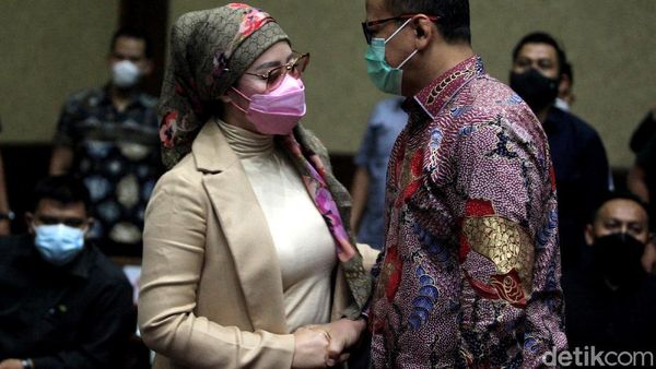 Jalani Sidang Lanjutan, Edhy Prabowo Didampingi Istri