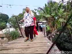 Jembatan Bambu Reyot Bikin Ibu-ibu Takut Lewat, Anak Warga Pernah Jatuh