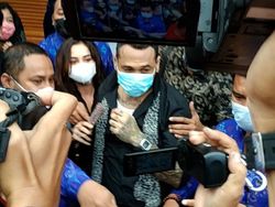 Jerinx SID Ancam Adam Deni Pakai Handphone Nora Alexandra
