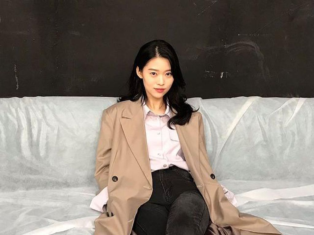 Potret Jung Yi Seo, Pelayan di Drakor Mine yang Bikin Jatuh Cinta Potret Jung Yi Seo, Pelayan di Drakor Mine yang Bikin Jatuh Cinta
