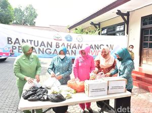 Ibu-ibu di Lamongan Turun Tangan Bantu Makanan Warga yang Isolasi Mandiri