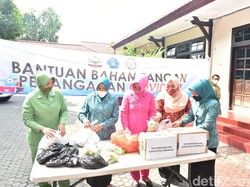Ibu-ibu di Lamongan Turun Tangan Bantu Makanan Warga yang Isolasi Mandiri