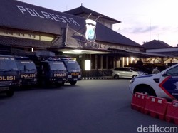 Kronologi Pria Bergolok Ngamuk Maki Polisi-Pukuli Gerbang Polresta Yogya