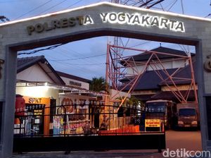 Kondisi Terkini Mapolresta Yogyakarta Usai Diamuk Pria Bergolok Kondisi Terkini Mapolresta Yogyakarta Usai Diamuk Pria Bergolok
