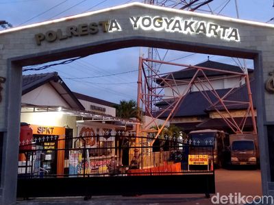 Kondisi Terkini Mapolresta Yogyakarta Usai Diamuk Pria Bergolok
