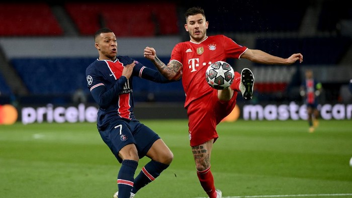 PARIS, FRANCE - APRIL 13: Lucas Hernandez of FC Bayern Muenchen stretches for the ball under pressure from Kylian Mbappe of Paris Saint-Germain during the UEFA Champions League Quarter Final Second Leg match between Paris Saint-Germain and FC Bayern Munich at Parc des Princes on April 13, 2021 in Paris, France. Sporting stadiums around France remain under strict restrictions due to the Coronavirus Pandemic as Government social distancing laws prohibit fans inside venues resulting in games being played behind closed doors. (Photo by Matthias Hangst/Getty Images)