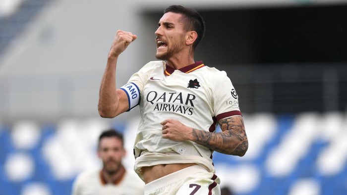 REGGIO NELLEMILIA, ITALY - APRIL 03: Lorenzo Pellegrini of A.S Roma celebrates after scoring their sides first goal during the Serie A match between US Sassuolo and AS Roma at Mapei Stadium - Città del Tricolore on April 03, 2021 in Reggio nellEmilia, Italy. Sporting stadiums around Italy remain under strict restrictions due to the Coronavirus Pandemic as Government social distancing laws prohibit fans inside venues resulting in games being played behind closed doors. (Photo by Alessandro Sabattini/Getty Images)