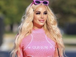 Terobsesi Jadi Barbie, Wanita Ini Terima Plasma Darah Putranya Biar Awet Muda