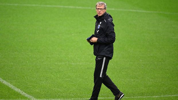 Finland's head coach Markku Kanerva walks on the pitch during a training session at the Stade de France stadium in Saint-Denis, north of Paris, on November 10, 2018 on the eve of their friendly football match against France. (Photo by FRANCK FIFE / AFP)