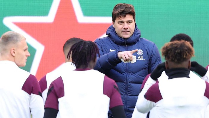 MUNICH, GERMANY - APRIL 06: Mauricio Pochettino, head coach of Paris talks to his players during a PSG Paris Saint-Germain training session ahead of the UEFA Champions League Quarter Final match against FC Bayern Munich at Allianz Arena on April 06, 2021 in Munich, Germany. (Photo by Alexander Hassenstein/Getty Images)
