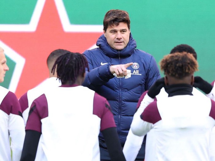 MUNICH, GERMANY - APRIL 06: Mauricio Pochettino, head coach of Paris talks to his players during a PSG Paris Saint-Germain training session ahead of the UEFA Champions League Quarter Final match against FC Bayern Munich at Allianz Arena on April 06, 2021 in Munich, Germany. (Photo by Alexander Hassenstein/Getty Images)