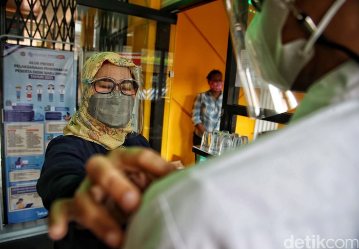 Sejumlah siswa mengikuti simulasi belajar tatap muka di SMAN 15, Sunter Agung, Jakarta Utara, Selasa (8/6). Simulasi ini digelar dengan protokol kesehatan ketat.