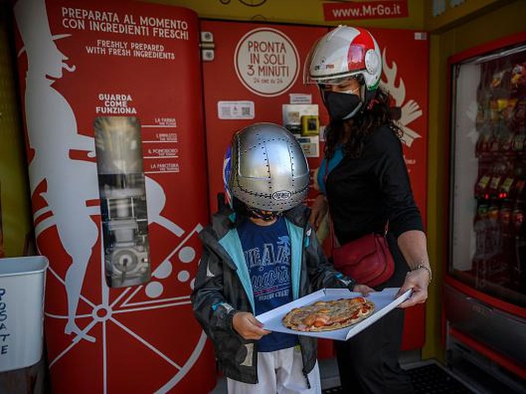 Menengok Vending Machine Pizza Pertama di Italia