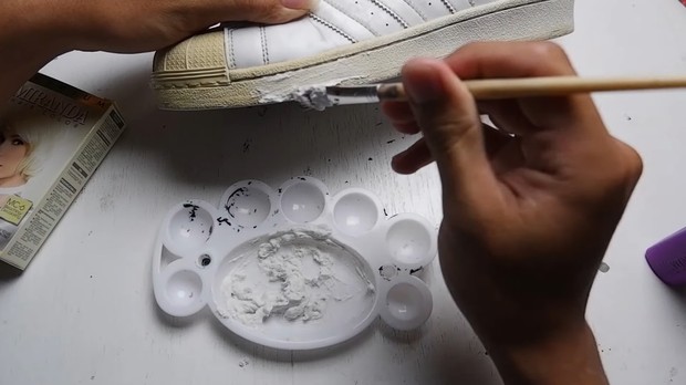 Menggunakan krim bleaching rambut/YouTube: Michael Bogaard