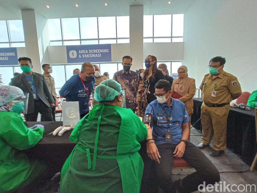 Terima Vaksin Astrazeneca Tahap Pertama, Sandiaga: Saya Gemeteran Terima Vaksin Astrazeneca Tahap Pertama, Sandiaga: Saya Gemeteran