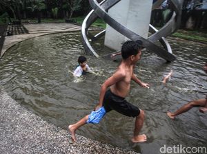 Minim Lahan Bermain, Anak-anak Renang di Kolam Tugu Situ Gintung