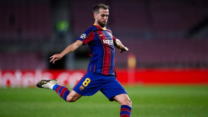BARCELONA, SPAIN - NOVEMBER 04: Miralem Pjanic of FC Barcelona pass the ball during the UEFA Champions League Group G stage match between FC Barcelona and Dynamo Kyiv at Camp Nou on November 04, 2020 in Barcelona, Spain. (Photo by Eric Alonso/Getty Images)