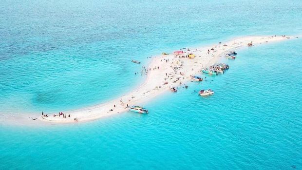In Derawan there is a fun bar for beach tours.  When the sea recedes, we can play with the sand there and enjoy the chaotic atmosphere for its beauty.  Gusung Sanggalau, one of the white sand islands in Derawan Island