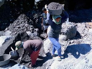 Penambang Sungai Woro Gunung Merapi Mengais Rezeki di Masa Pandemi