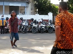 Melihat Lagi Geger Pria Bergolok Ngamuk di Mapolresta Yogya