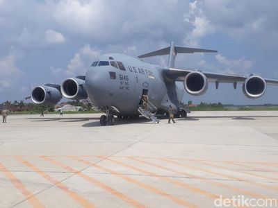 Penampakan Pesawat Jumbo Militer AS Mendarat di Pekanbaru