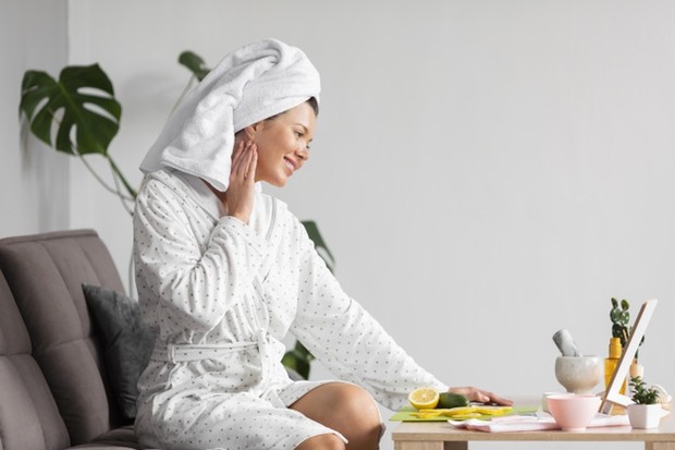 Melakukan skincare routine selama akhir pekan.