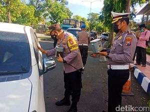 Tekan COVID-19, Polisi di Banyuwangi Bagikan Tempat Sampah Khusus Masker Bekas