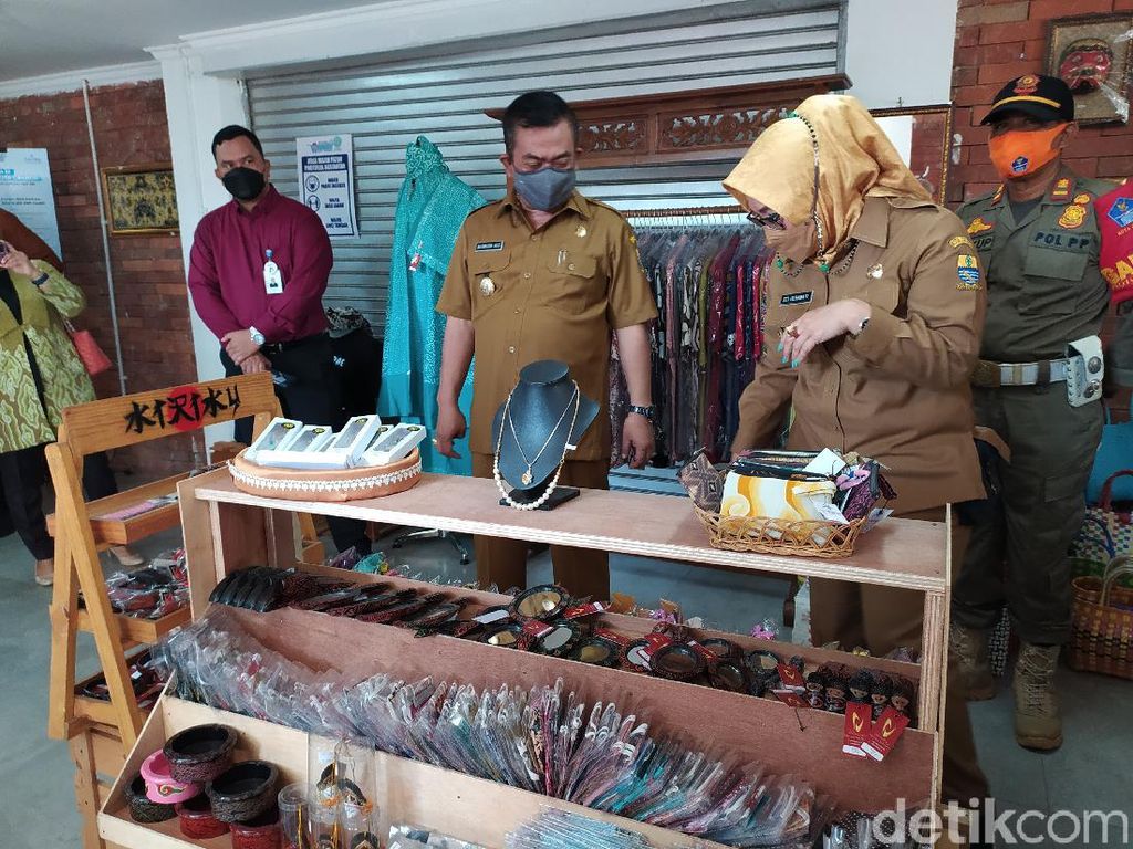 Ragam Produk UMKM Mejeng di Alun-alun Kejaksan Cirebon Ragam Produk UMKM Mejeng di Alun-alun Kejaksan Cirebon