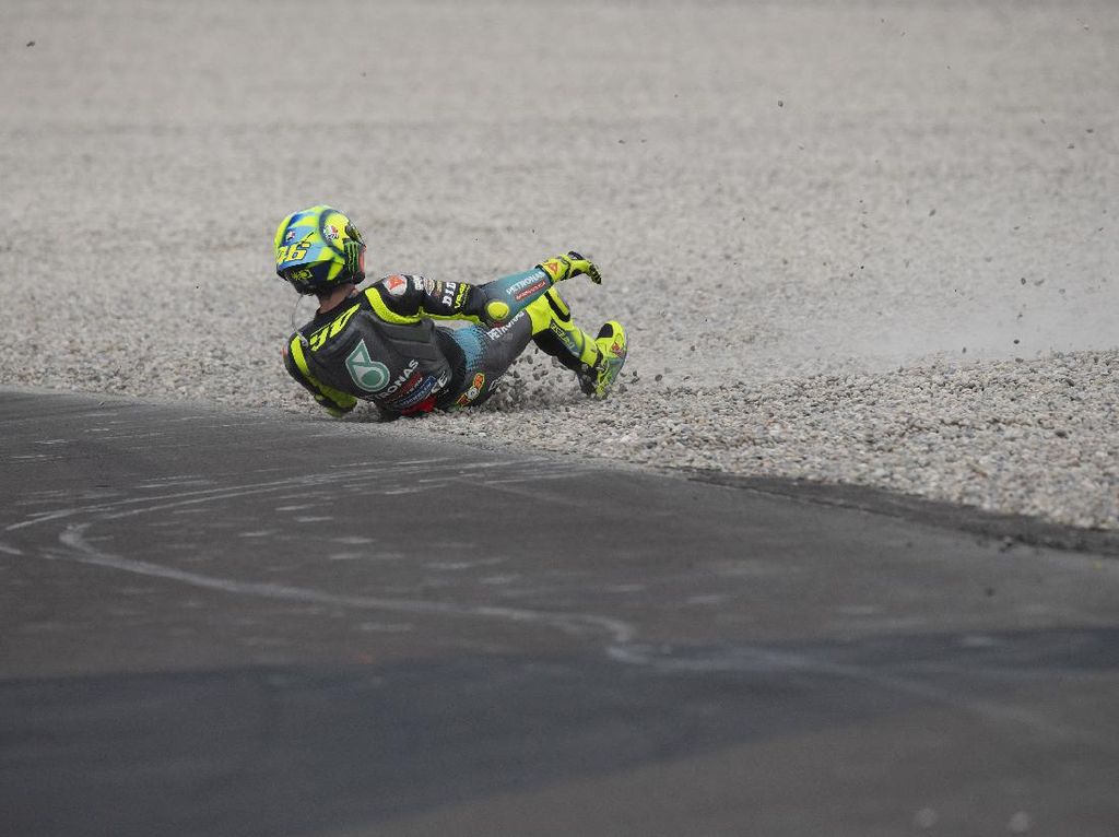 Momen Rossi Kecelakaan di MotoGP Belanda, Motornya Hancur