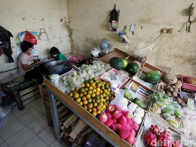 Sekolah Tatap Muka Belum Digelar, Bocah Ini Kerjakan Ujian di Pasar