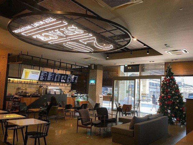 Suasana kafe 20 Space milik CUBE Entertainment.
