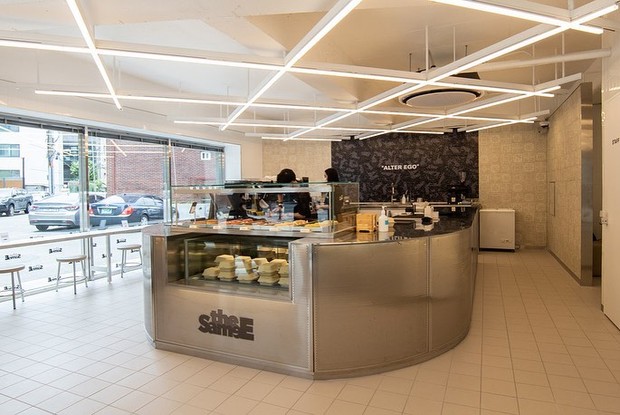 Suasana kafe the SameE milik YG Entertainment.