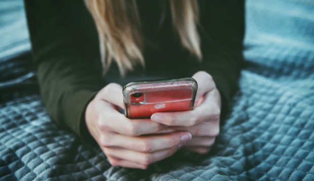 Texting | unsplash.com