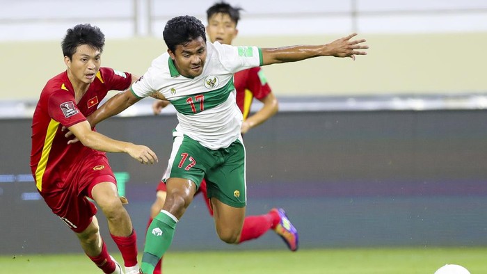 Pesepak bola Timnas Indonesia Asnawi Mangkualam (kanan) mempertahankan bola dari kawalan pesepak bola Timnas Vietnam Nguyen Tuan Anh (kiri) dalam pertandingan Grup G Kualifikasi Piala Dunia 2022 zona Asia di Stadion Al Maktoum, Dubai, Uni Emirat Arab, Senin (7/6/2021) malam. Timnas Indonesia kalah dari Timnas Vietnam dengan skor 0-4 dalam pertandingan tersebut. ANTARA FOTO/Humas PSSI/handout/APP/wsj.