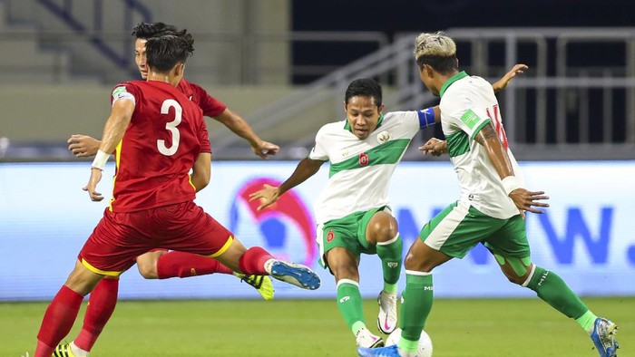 TIMNAS INDONESIA KALAH DARI VIETNAM Pesepak bola Timnas Indonesia Asnawi Mangkualam (kanan) mempertahankan bola dari kawalan pesepak bola Timnas Vietnam Nguyen Tuan Anh (kiri) dalam pertandingan Grup G Kualifikasi Piala Dunia 2022 zona Asia di Stadion Al Maktoum, Dubai, Uni Emirat Arab, Senin (7/6/2021) malam. Timnas Indonesia kalah dari Timnas Vietnam dengan skor 0-4 dalam pertandingan tersebut. ANTARA FOTO/Humas PSSI/handout/APP/wsj.