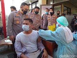Kantor Polsek di Bandung Dibuka untuk Vaksinasi Massal