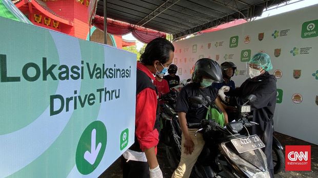 Naiknya kasus covid-19 karena masuknya pasien rujukan dari berbagai daerah membuat Pemerintah Kota Semarang menggeber proses vaksinasi terhadap lansia, pelayan publik hingga tukang ojek online.