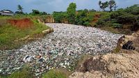 Waduh, Lubang Bekas Tambang di Cilegon Kini Jadi Danau Sampah