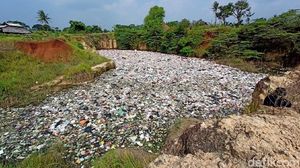 Waduh, Lubang Bekas Tambang di Cilegon Kini Jadi Danau Sampah